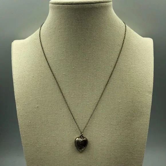 VINTAGE SILVER Puffed Heart Foliage Etch Pendant Necklace on Chain Retro Kitsch - Picture 5 of 16